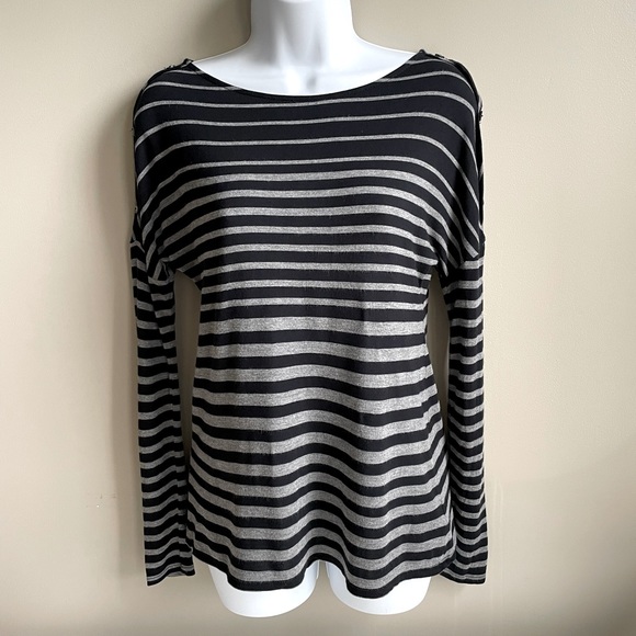 Like New Decorative Button Shoulders - Picture 1 of 6